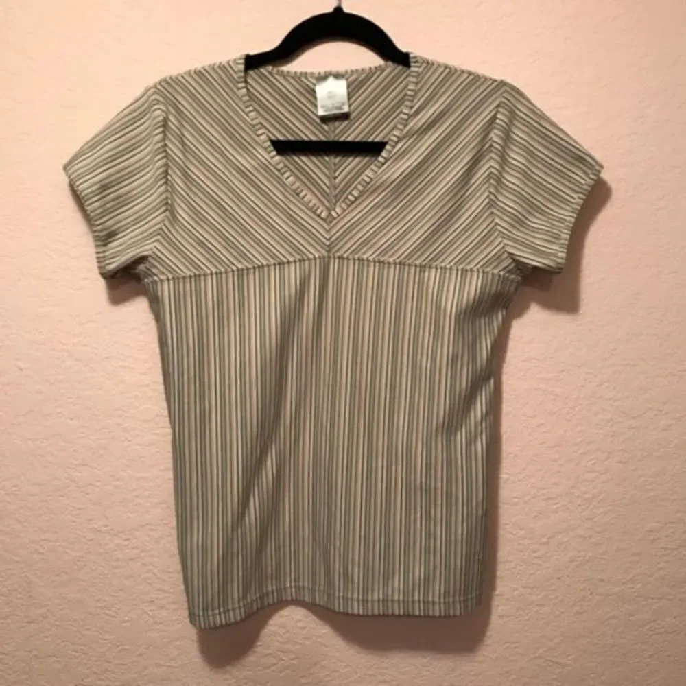 *30off3* NWOT. Nike Dri-Fit top size Medium‎